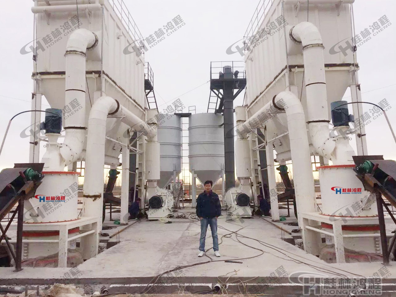 300目石粉磨粉生產(chǎn)線(xiàn)雷蒙磨型號(hào)400目~2500目磨粉機(jī)設(shè)備:HCH超細(xì)環(huán)輥磨粉機(jī) 300目石粉磨粉生產(chǎn)線(xiàn)雷蒙磨型號(hào)400目~2500目磨粉機(jī)設(shè)備:HCH超細(xì)環(huán)輥磨粉機(jī)