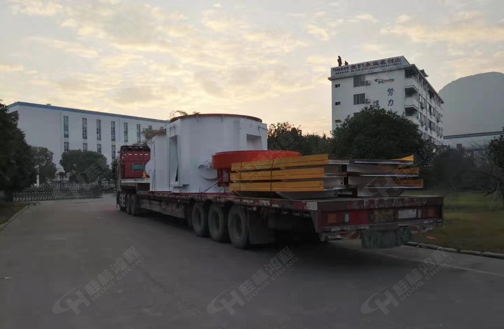 HLMX1700超細(xì)立磨車(chē)隊(duì)駛出桂林鴻程大門(mén) 踏上為客戶創(chuàng)造價(jià)值的征程