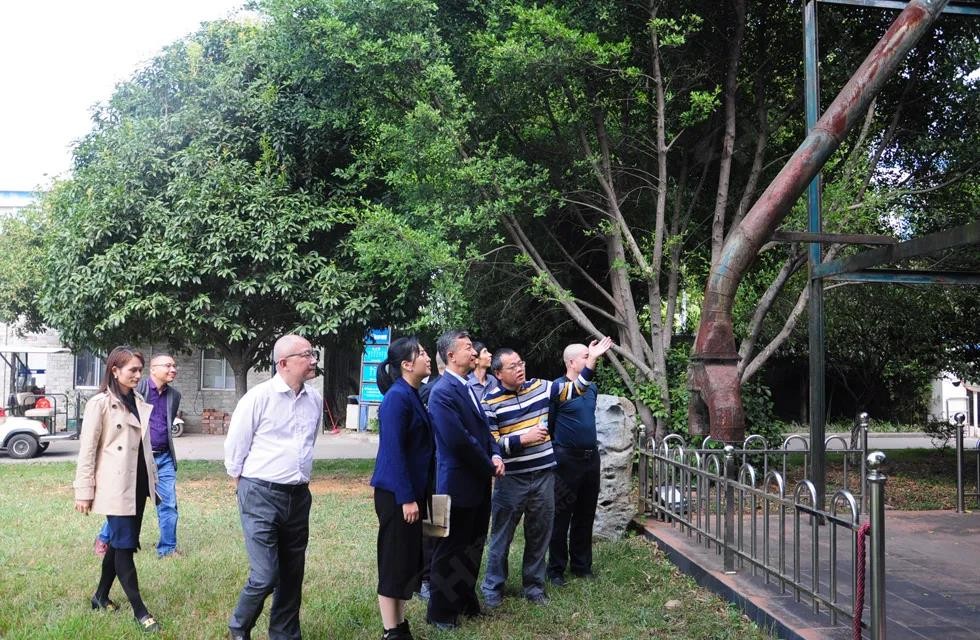 廣西塑料行業(yè)協(xié)會一行人與公司高層共同觀摩桂林鴻程首臺磨粉機(jī)