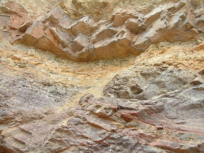 嫩泥，是一種土黃色，灰白色為主的雜色黏土